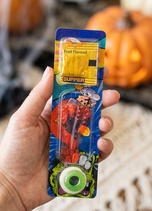 Dulce de Halloween sostenido en una mano