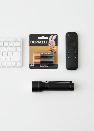 Duracell AA x2 – flat lay con control remoto y teclado inalámbrico – pilas alcalinas uso diario

