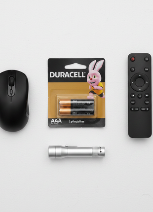 Duracell AAA x2 – flat lay con control remoto y linterna – pilas alcalinas para uso diario