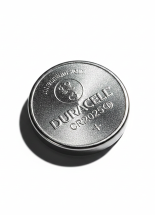 Duracell CR2025 – detalle de grabado y borde metálico – pila botón de litio 3V de alta precisión y larga duración

