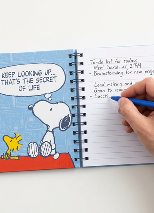 Escena de escritura en el mismo cuaderno Peanuts