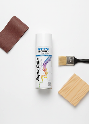 Flat lay pintura en spray blanco brillante Tekbond Super Color 400ml con accesorios DIY