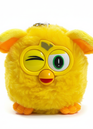 Furby amarillo guiñando fondo blanco