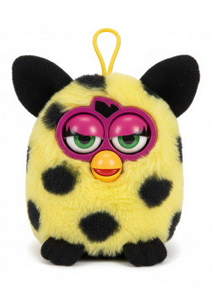Furby amarillo manchas negras fondo blanco