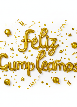 Flat lay globo foil dorado Feliz Cumpleaños con confeti y accesorios festivos – decoración cumpleaños

