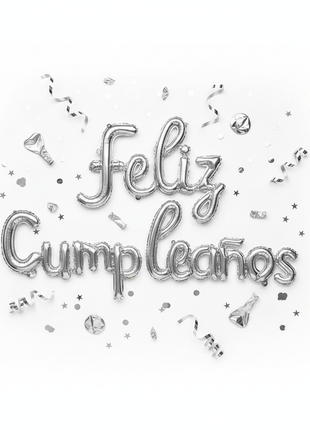 Flat lay globo foil plateado Feliz Cumpleaños con confeti y accesorios festivos plateados – decoración cumpleaños

