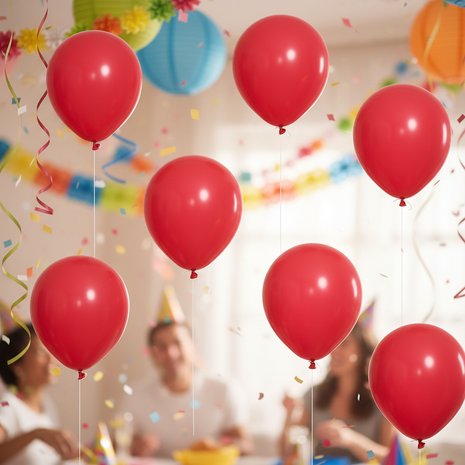 Globos rojos inflados en fiesta
