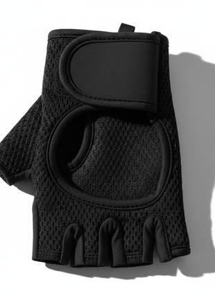 Detalle textura palma y velcro guantes deportivos sin dedos negros, agarre antideslizante para gym Perú

