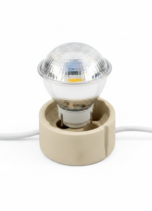Socket GU10 en instalación – montaje de foco dicroico LED en spot de techo – porcelana resistente al calor

