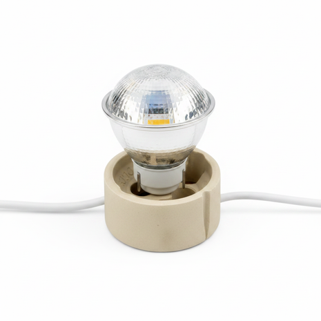 Socket GU10 en instalación – montaje de foco dicroico LED en spot de techo – porcelana resistente al calor

