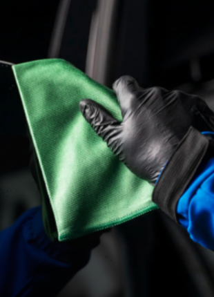 FRABER MICRON GLASS en uso – pulido y limpieza de vidrios de auto con guante de nitrilo – acabado transparente sin marcas

