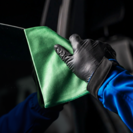 FRABER MICRON GLASS en uso – pulido y limpieza de vidrios de auto con guante de nitrilo – acabado transparente sin marcas

