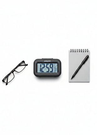 Flat lay reloj despertador Bossney BS-K2561 con alarma y snooze, compacto y portátil, delivery express en Lima

