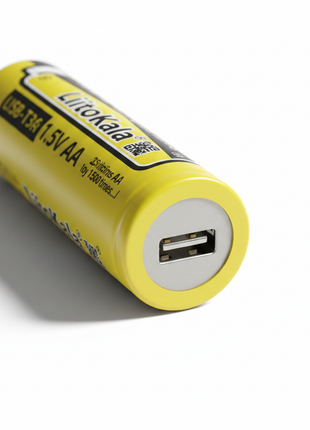Detalle puerto Type-C de pila recargable LiitoKala AA USB-T36, carga directa sin cargador externo

