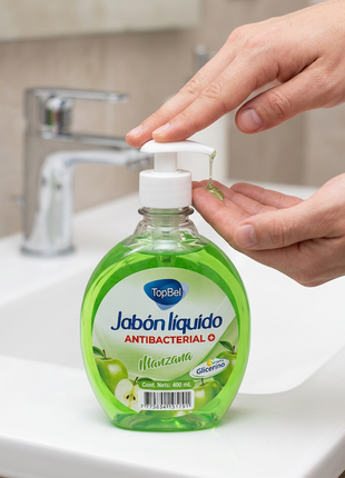 Jabón líquido de manzana en uso junto a un lavabo