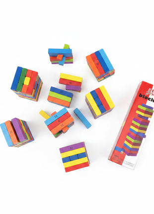 Flat lay Jenga 54 bloques madera multicolor con caja roja – juego de mesa estrategia para reuniones familiares

