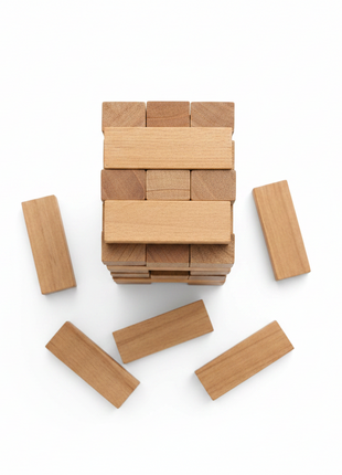 Jenga flat lay torre bloques madera natural textura veta juego clásico estrategia