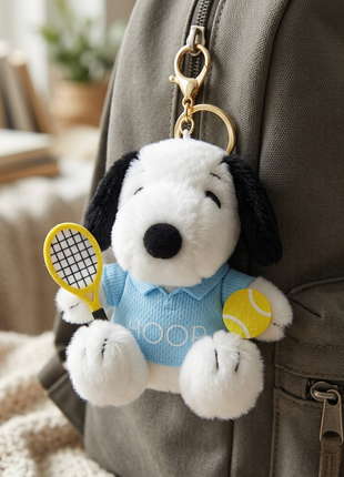 Llavero Snoopy celeste en una mochila