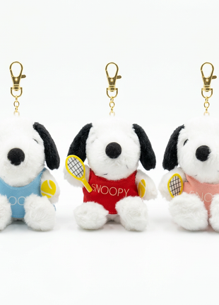 Llaveros de peluche Snoopy con polos celeste, rojo y rosado