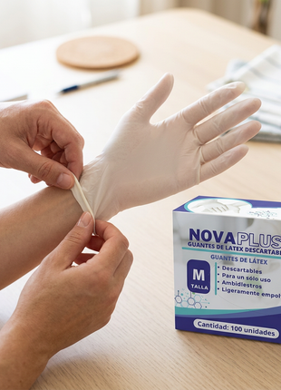 Manos colocándose guantes de látex