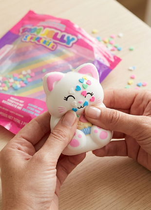 Manos utilizando el squishy de gatito