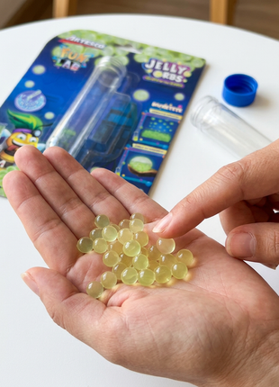 Manos utilizando las bolitas de gel Orbits
