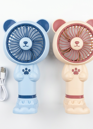 Mini ventiladores de osito en vista cenital con cable USB