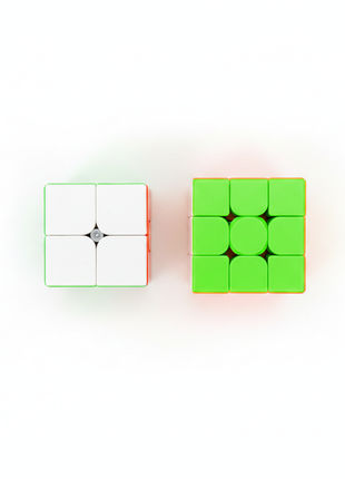 MoYu Cube Set – flat lay 2x2 y 3x3 – cubos stickerless – pack completo para aprender speedcubing