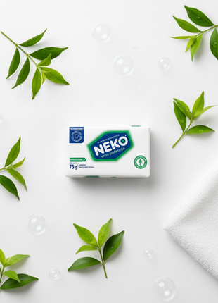 Neko jabón antibacterial 75g – flat lay – hojas verdes – toalla blanca