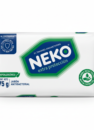 Neko jabón antibacterial 75g – flat lay – hojas verdes – toalla blanca