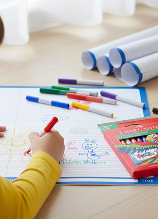 Niño usando pack papelógrafos + plumones Faber-Castell Fiesta 12 colores