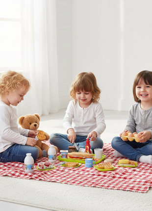 Niños jugando con set de picnic
