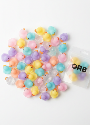 ORB Teeny Tiny Ducks flat lay 40 patitos translúcidos pastel coleccionables sorpresa