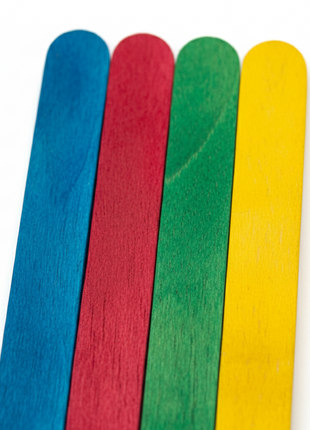 OC Shop palitos madera flat lay colores azul rojo verde amarillo accesorios manualidades
