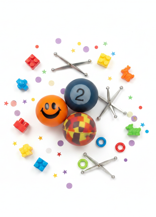 Flat lay pelotitas de goma surtidas con yaces y accesorios de juego – entretenimiento infantil y terapia manual

