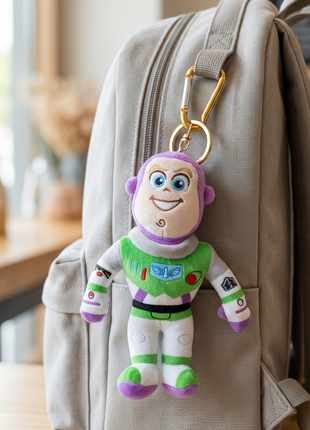 Peluche de Buzz enganchado a una mochila