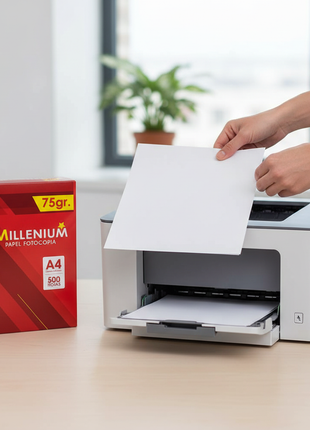 Persona cargando papel bond Millenium A4 75gr en impresora