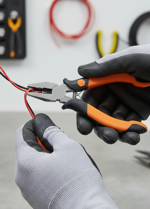 Persona usando mini pinza electricista Truper 17371