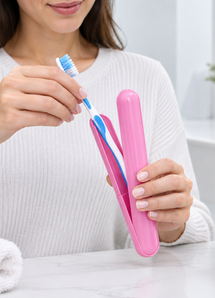 Persona utilizando el estuche para cepillo dental