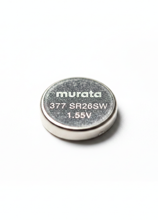 Detalle pila 377 SR626SW Murata – superficie plateada con logo grabado – batería silver oxide 1.55V de precisión japonesa

