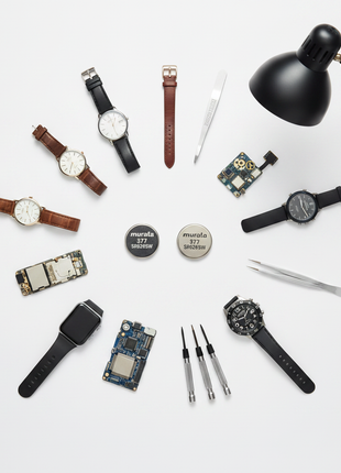 Pilas 377 SR626SW Murata – flat lay con relojes y herramientas de precisión – batería silver oxide de alta duración


