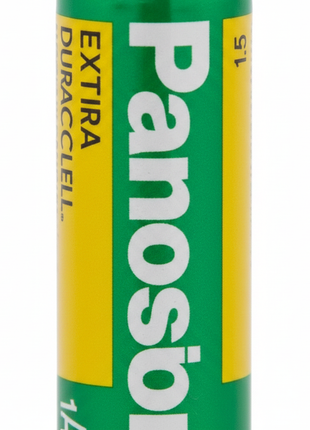 Detalle pila AA Panasonic 1.5V – etiqueta verde con voltaje certificado – batería alcalina de alta calidad

