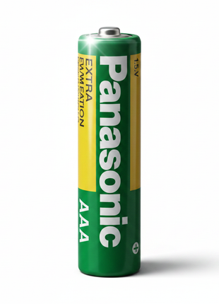 Detalle pila AAA Panasonic 1.5V – etiqueta verde con voltaje certificado – batería alcalina de alta calidad