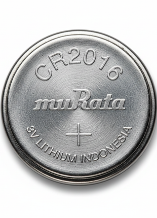 Detalle pila CR2016 Murata – superficie metálica plateada con logo grabado – batería de litio 3V precisión japonesa

