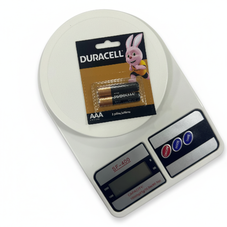 Pilas Duracell AAA y Balanza SF-400 fondo blanco