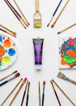 Flat lay pintura acrílica neon morado 22ml con pinceles y paleta – set arte colores neon vibrantes

