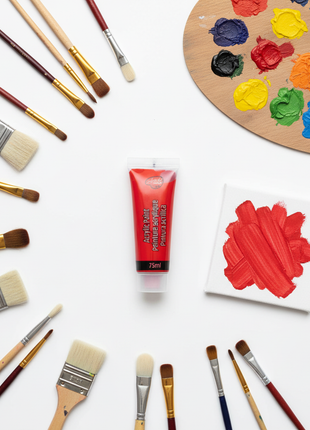Flat lay pintura acrílica rojo 75ml con pinceles y paleta – set arte colores vibrantes para artistas

