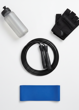 Soga para saltar negra vista cenital con accesorios fitness, equipamiento completo para entrenamiento Perú

