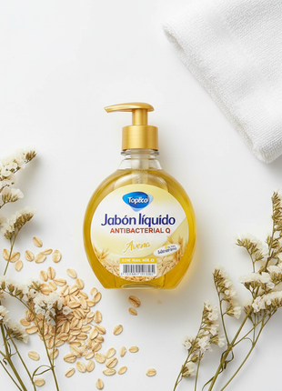 Tópico jabón líquido antibacterial avena – flat lay con granos de avena – fórmula hidratante natural