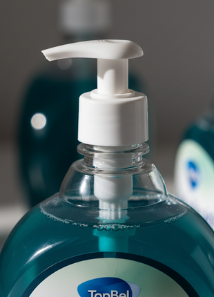 Tópico jabón líquido coco 1L – detalle dispensador azul turquesa – fórmula antibacterial premium

